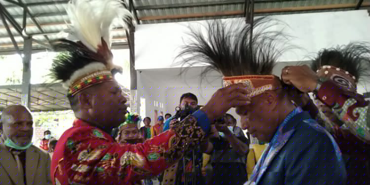BTM Dinobatkan Sebagai Gubernur Papua Wilayah Tabi