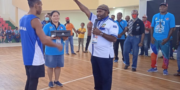 RHP Serahkan Peralatan Pertandingan kepada Atlit Tinju Papua