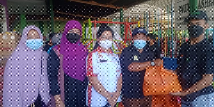KKMB dan IWB Memberikan Bantuan Kemanusiaan untuk Korban Kebakaran di Belakang Pasar Youtefa