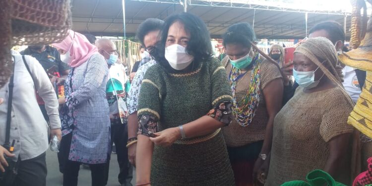 Produk Noken Membuat Takjub, Menteri PPPA Sebut Perlu Pendampingan Dari Pemerintah