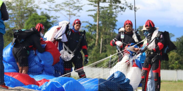 Dua Penerjun Papua Barat Catat Rekor Pendaratan Sempurna