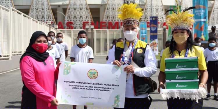 Dukung Suksesnya PON XX Papua, PERWOSI Beri Bantuan 1.000 Pasang Sepatu Olahraga untuk Anak Papua dan Papua Barat