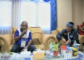 Silahturami Dengan Bupati Jayapura, Ridwan Kamil Diajak Makan Pinang