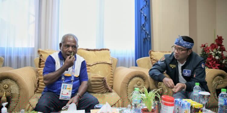 Silahturami Dengan Bupati Jayapura, Ridwan Kamil Diajak Makan Pinang