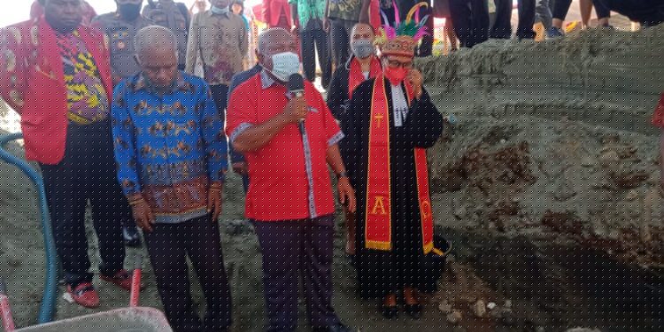 Bertepatan dengan HUT GKI ke-65 di Tanah Papua, Asisten III Letakkan Batu Pertama Pembangunan Gedung Gereja Baru GKI EL-Roi