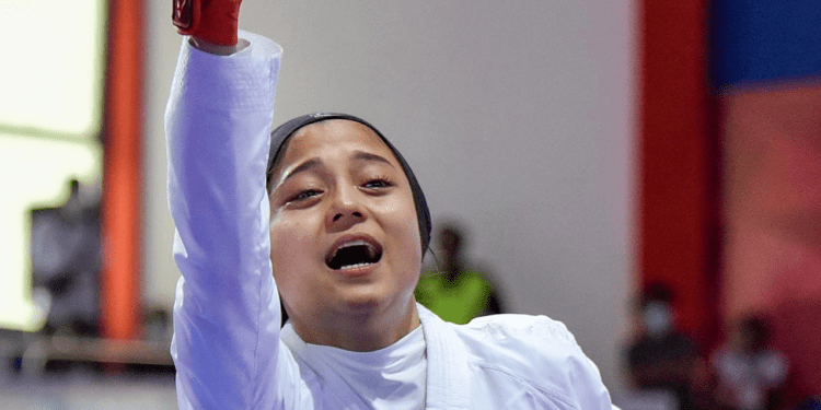 Tangisan Maya Sheva di  Emas Karate Terakhir DKI Jakarta