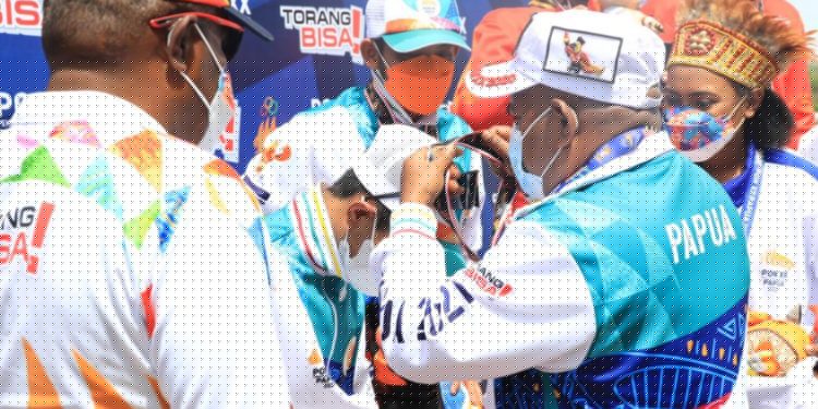 Gubernur Papua Mengalungkan Medali Emas untuk Atlet Road Race Papua