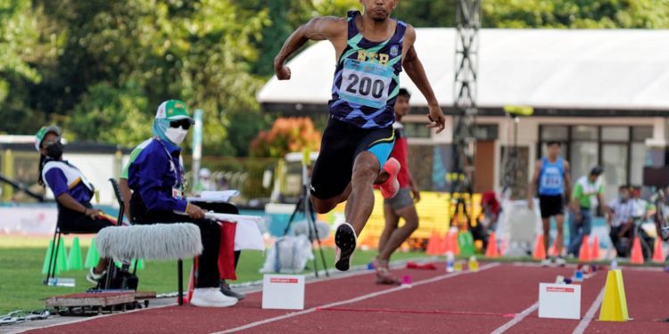Sapwaturahman Sabet Emas Kedua Cabor Atletik di Nomor Lompat Jangkit PON XX