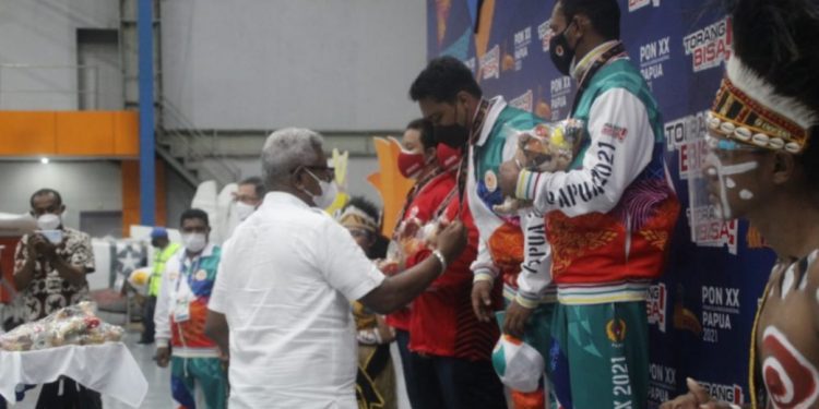 Tutup Lomba Cabor Terbang Layang PON XX Papua, Wabup Mimika Minta Maaf Jika Pelayanan Kurang Memuaskan