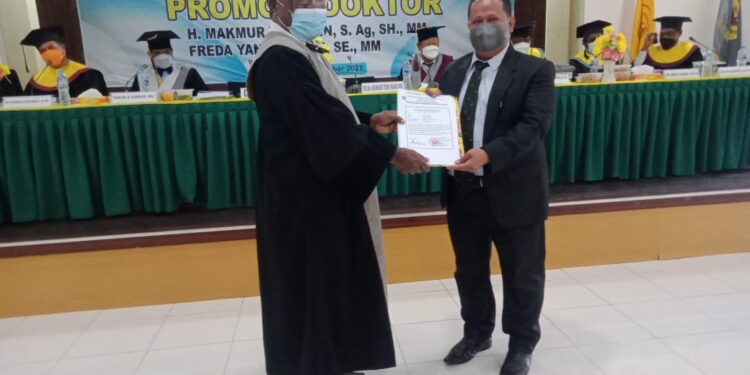 Makmur Tajuddin Raih Doktor Ilmu Manajemen Pascasarjana FEB Uncen