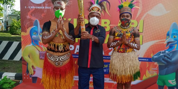 Bupati Mathius Terima Kirab Obor Api Peparnas XVI 2021 Papua
