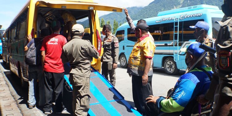 Bandara Sentani Sambut Kedatangan Kontingen Peparnas XVI 2021 Papua