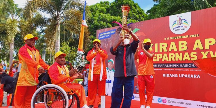 Cerita Api Obor Peparnas XVI yang Diambil di Kampung Keitemung dengan Prosesi Adat
