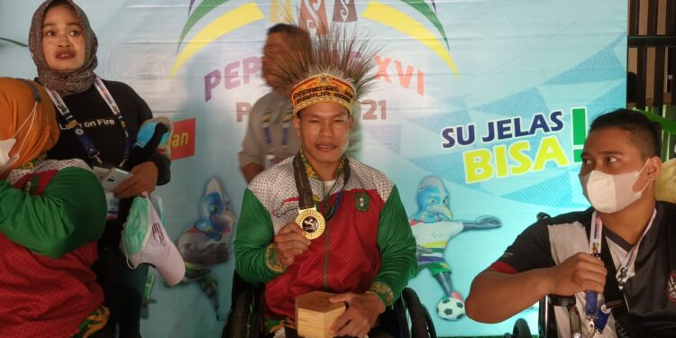 Pecahkan Rekor, Lifter Kalbar Persembahkan Emas Kepada Sang Pelatih yang Sedang Sakit