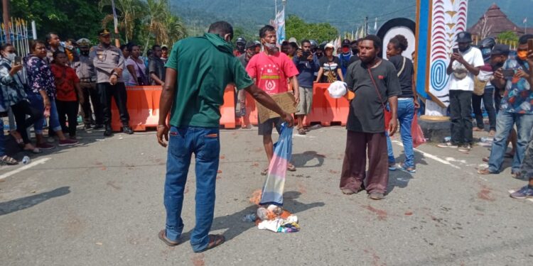 Tuntut Honor Belum Dibayar, Relawan PON Palang Kantor Bupati