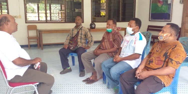 Plt. Kepala Kampung Yahim Amos Womsiwor  Berharap Pekerja Rehap Rumah Warga Terdampak Banjir Selesai Tepat Waktu