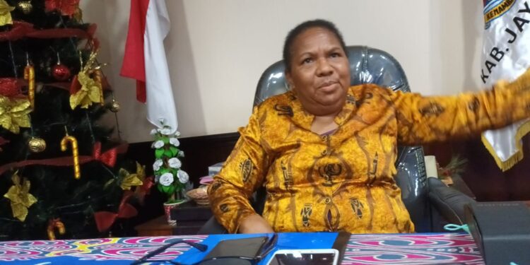 Pelayanan Kantor Distrik Kemtuk Gresi Tidak Jalan, Sekda Hanna Hikoyabi Geram