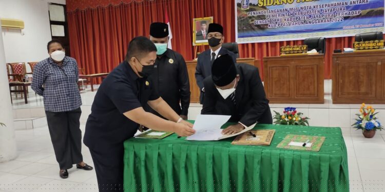 Bupati Jayapura Tandatangani MoU KUA-PPAS, Harapanya Penetapan APBD 2022 Cepat Dilaksanakan