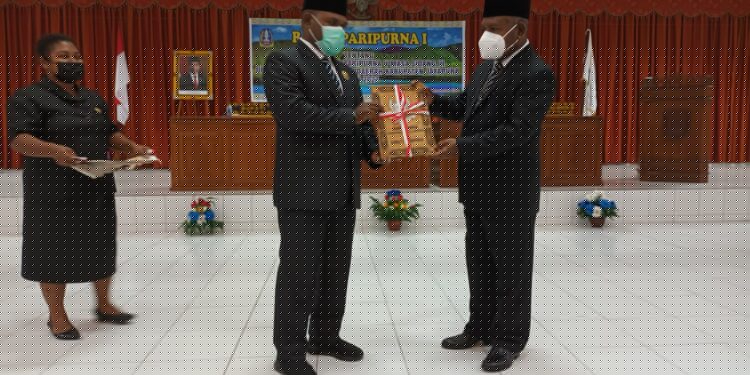 Bupati Jayapura Serahkan Dokumen Nota Keuangan dan Raperda APBD 2022