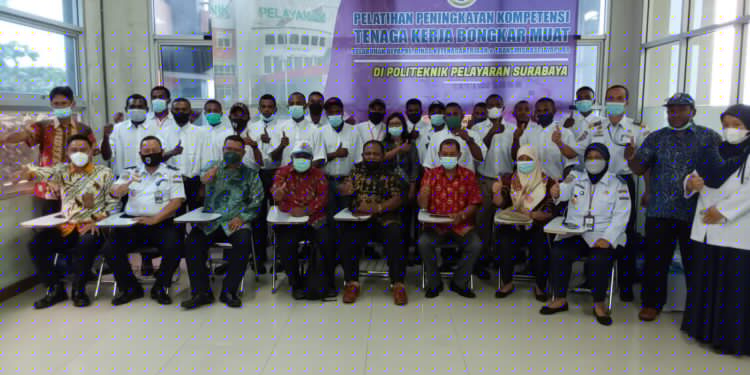 18 TKBM Pelabuhan Depapre Lolos Uji Kompetensi Profesi di Poltekpel Surabaya