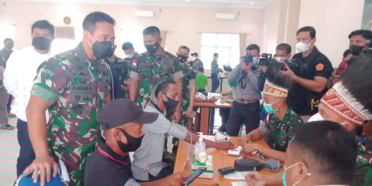 Kunjungi Papua, Panglima Andika Perkasa Tinjau Pelaksanaan Vaksinasi di Lanud Silas Papare