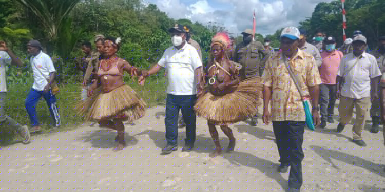 Kunjungan Kerja Akhir Tahun Bupati Jayapura Mathius Awoitauw di Distrik Airu