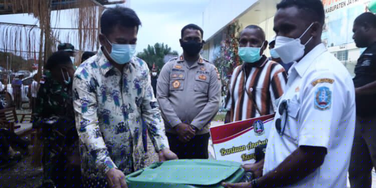 Anggota DPRD Wagus Hidayat Salurkan Tali Asih Natal Bagi Warga Airu