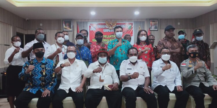 Ketua LMA Provinsi Papua, DR. Lenis Kogoya Melantik LMA Kabupaten Keerom