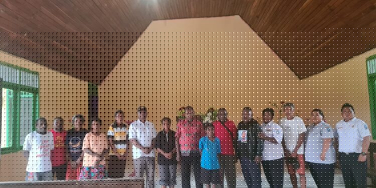 Kadishub Kabupaten Jayapura Kunjungi Warga Kurang Mampu Rayakan Natal