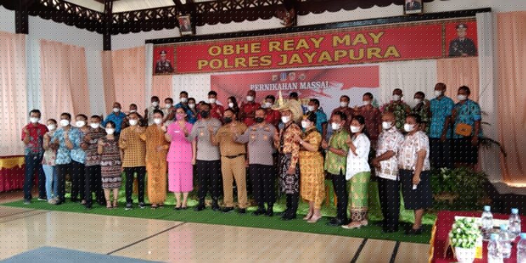 Gandeng Disdukcapil, Polres Jayapura Sukses Laksanakan Nikah Massal