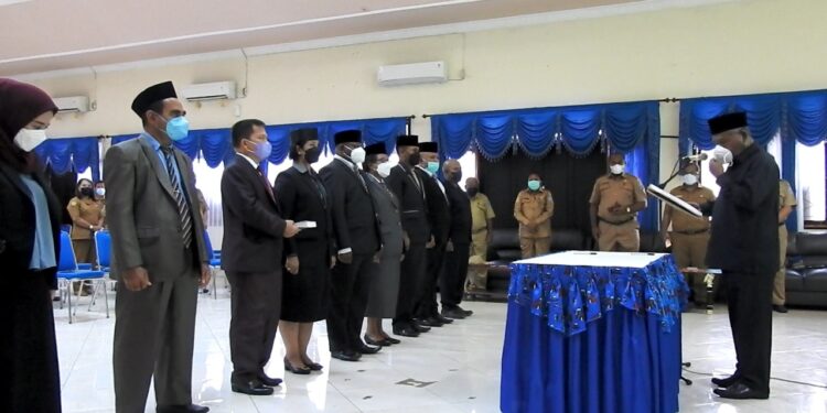 Lantik Pejabat Pimpinan Tinggi Pratama dan Administrator, Ini Penegasan Bupati Jayapura