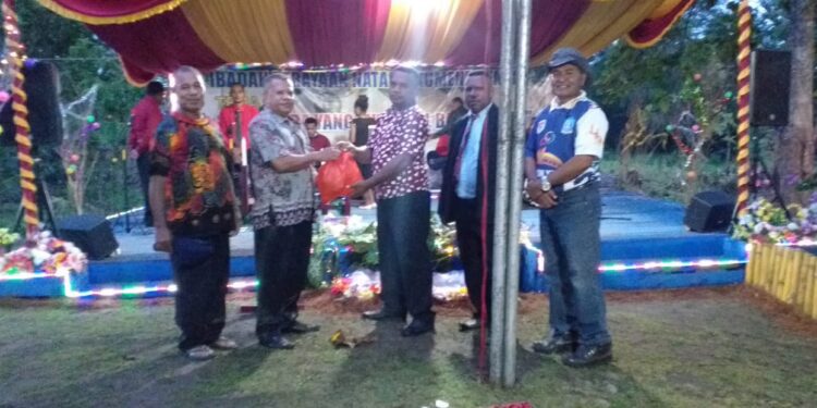 Peduli Warga Korban Banjir Kemiri, KADIN dan Pemkab Jayapura Bagikan 200 Paket Sembako