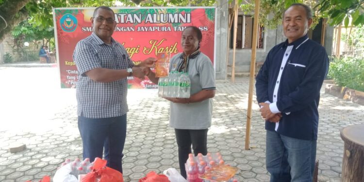 Berbagi Kasih, Ikatan Alumni SMA Gabungan Jayapura Angkatan 88 Beri Bingkisan Natal