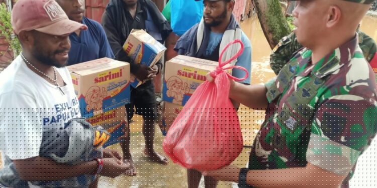 Bergerak Cepat, Dandim 1701/Jayapura Turun Langsung Cek Lokasi Banjir dan Berikan Bantuan Sembako Kepada Korban Banjir Kota Jayapura