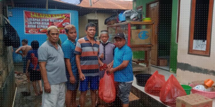 Sampai Malam, DPP KKMB-KKPB Papua Bagikan Ribuan Makanan Siap Saji ke Korban Banjir