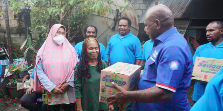 Ketua Korwil PAN Papua, Usman G. Wanimbo Berikan Bantuan Untuk Korban Banjir