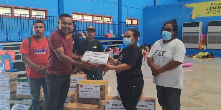 Mukri Hamadi Hadir Memberi Bantuan Sembako, Meringankan Beban Korban Banjir Jayapura