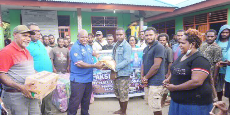 Ketua Korwil PAN Papua Usman G. Wanimbo Salurkan Bantuan Bama dan Uang Tunai 80 Juta Bagi Para Mahasiswa Puncak Jaya Korban Banjir