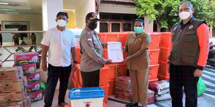 BPBD Provinsi Papua Serahkan Bantuan Logistik untuk Korban Banjir Kabupaten Jayapura