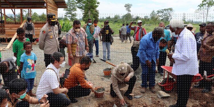 Kunker, Mensos Letakkan Batu Pertama Pembangunan Rumah Sehat