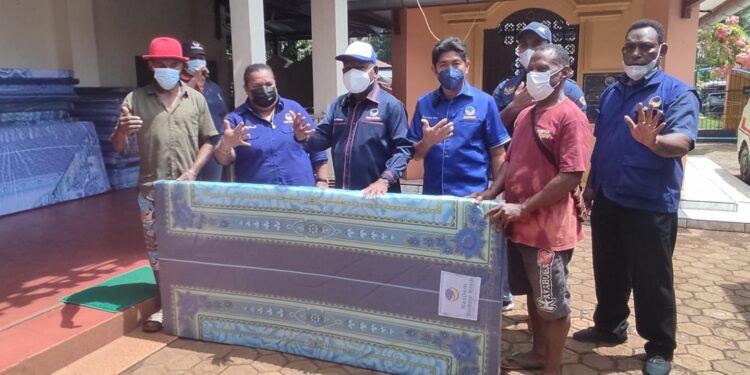 NasDem Papua Berbagi Kasih, Salurkan Ribuan Paket Sembako Korban Banjir Kota Jayapura