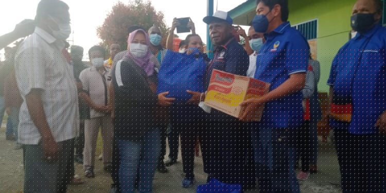 NasDem Papua Salurkan Bantuan Korban Banjir di Nimbokrang