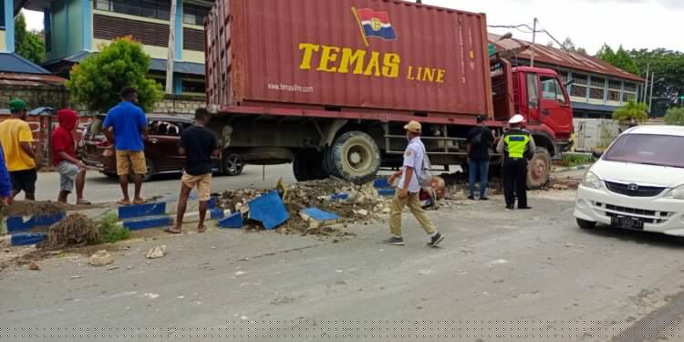 Rem Blong, Truk Tronton Hantam Tiang Lampu dan Pembatas Jalan di Sentani