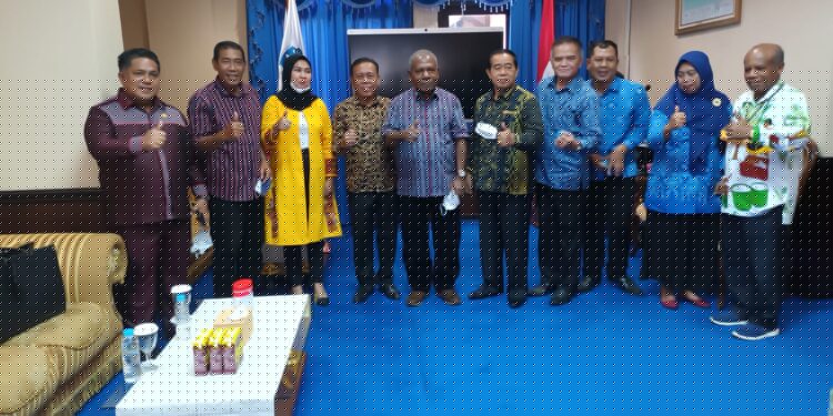 Bupati Jayapura Manhius Awoitauw Beraudiens bersama Forkom LKN Demi Sukseskan Kongres AMAN 2022