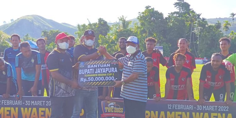 Bupati Mathius Memberi Bantuan Dana bagi Panitia Turnamen Sepak Bola Waena Cup II