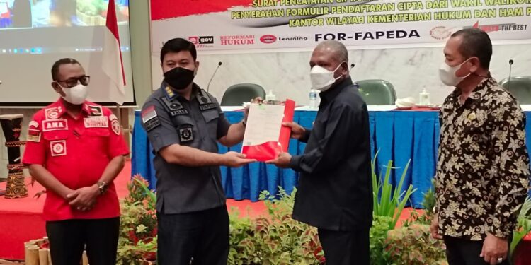 Pemkab Jayapura Terima penghargaan dari Kemenkumham RI