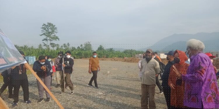 Mensos Risma Akhirnya Tiba di Sentani dan Tinjau Lokasi Pembangunan Rumah Sehat Bagi Korban Banjir Bandang