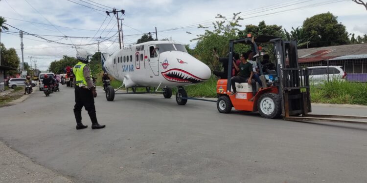 Luar Biasa Kepedulian Perusahaan Maskapai Penerbangan Semuwa Aviasi Mandiri (SAM) Air,  Bantu Hibah Pesawat Twin Otter DHC6 300 bagi SD Angkasa Lanud Silas Papare