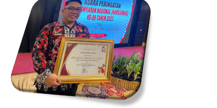 Kadis Kominfo Papua Diberi  Penghargaan Karena Dinilai Komitmen Mengawal Kebenaran Pemberitaan Informasih Publik