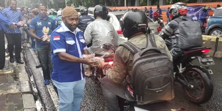 Wujud Toleransi Antar Umat Beragama,RHP  Berbagi Takjil bagi Warga Jakarta